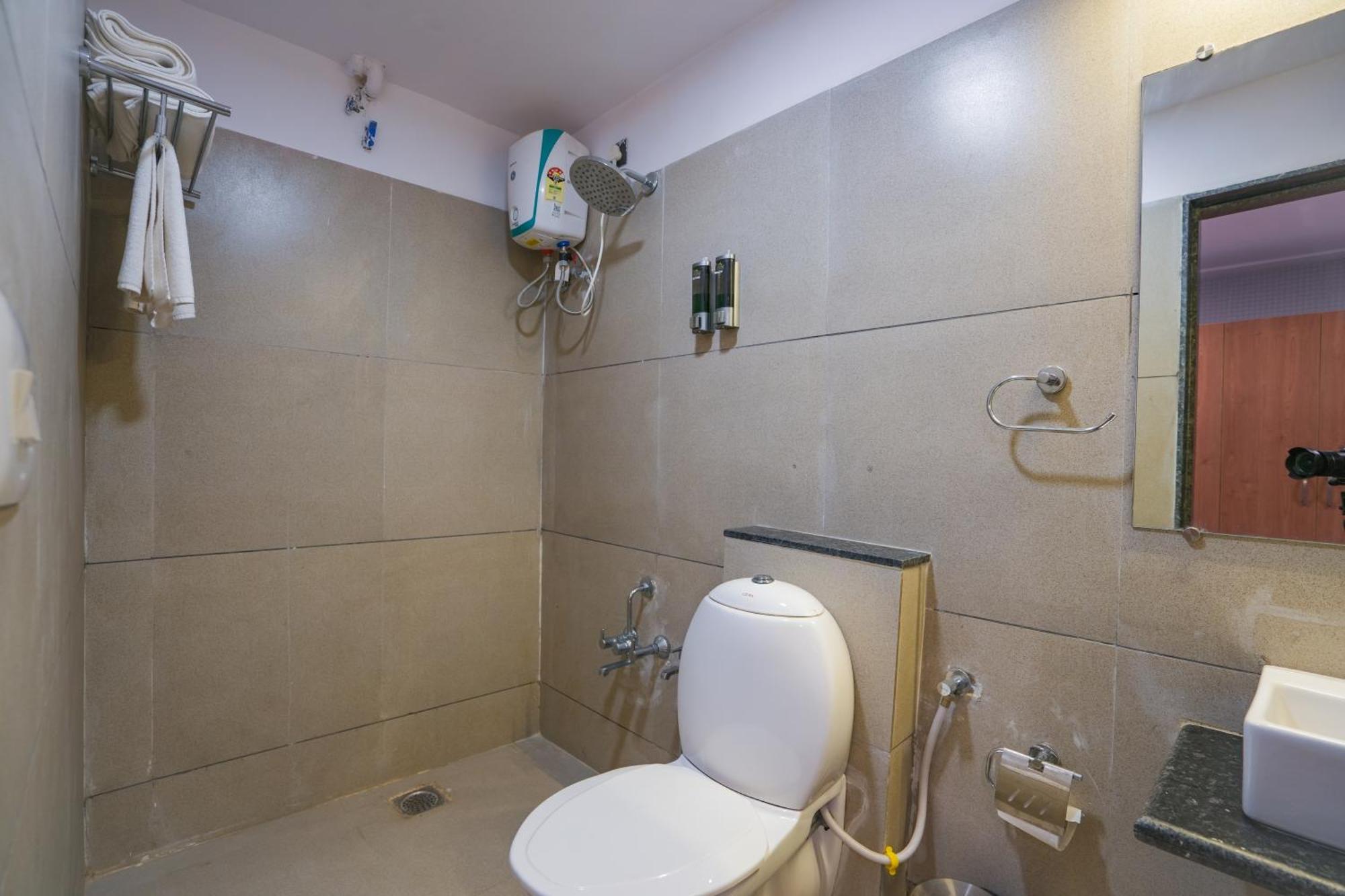 Hotel Downtown Ґандінаґар Екстер'єр фото