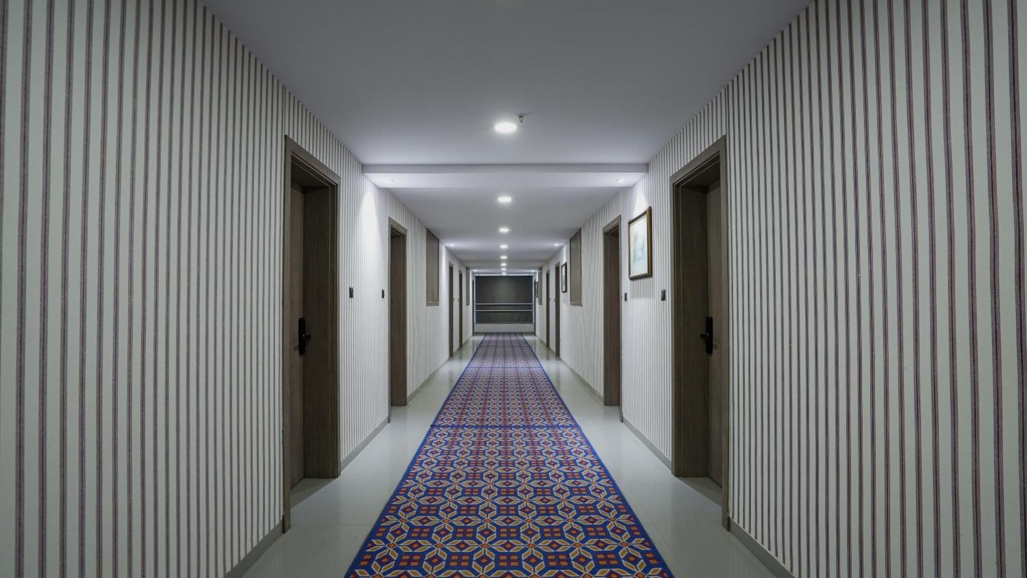 Hotel Downtown Ґандінаґар Екстер'єр фото